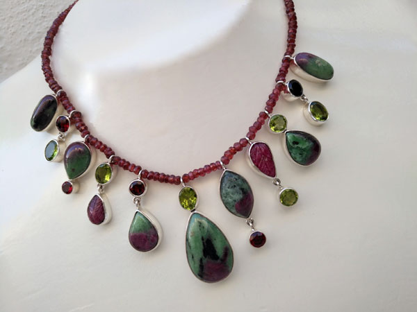 Elegant silver necklace with Ruby gems in its matrix of Zoisite. Foto 2