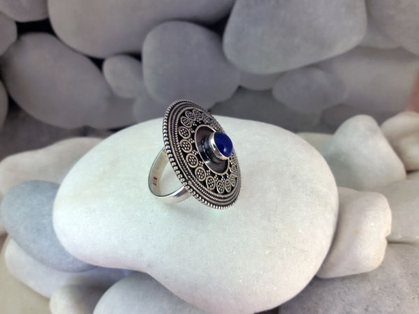 Lapis lazuli and sterling silver ethnic ring.. Foto 2