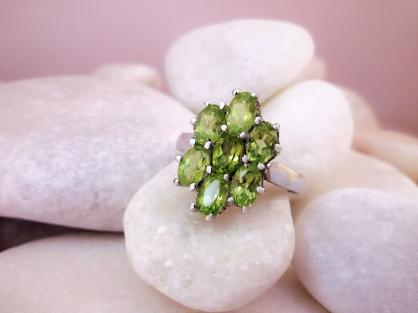 Faceted Peridot gemstomes and Sterling silver ring.. Foto 1