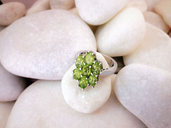 Faceted Peridot gemstomes and Sterling silver ring.. Foto 2