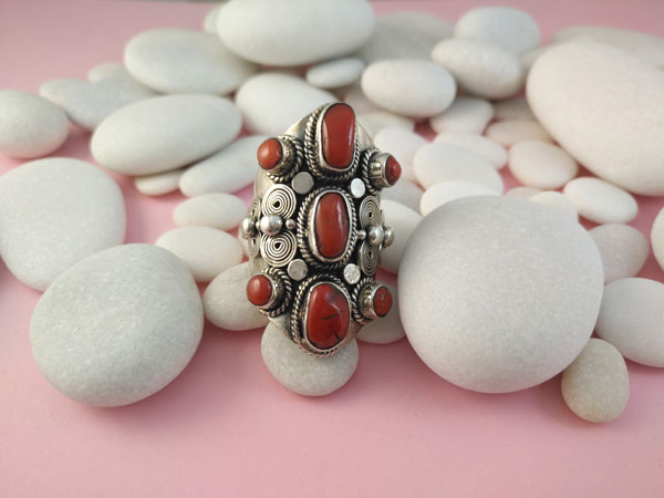 Coral and Sterling silver ethnic ring.. Foto 1