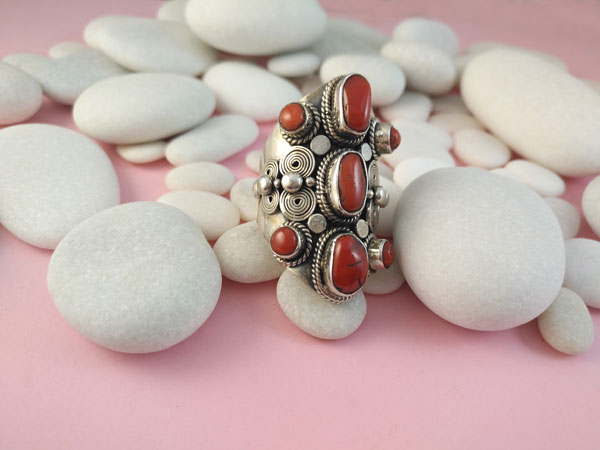 Coral and Sterling silver ethnic ring.. Foto 2