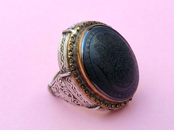 Traditional ethnic ancient ring.. Foto 2