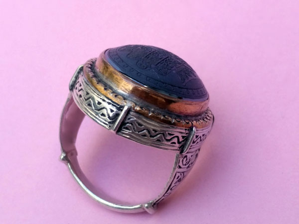 Traditional ethnic ancient ring.. Foto 3