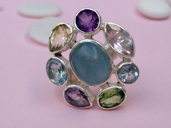 Ethnic Sterling silver ring with eight different gems.. Foto 1