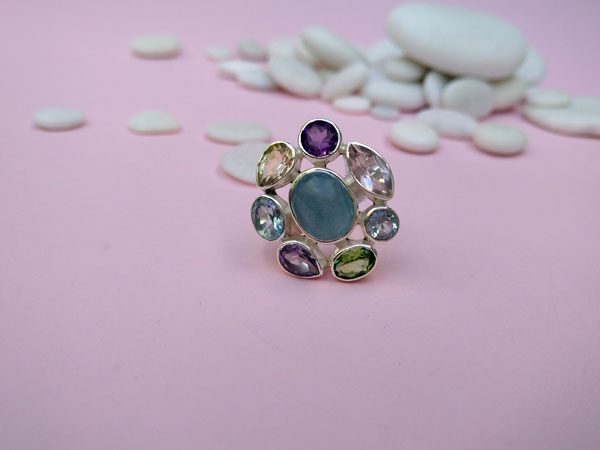 Ethnic Sterling silver ring with eight different gems.. Foto 2