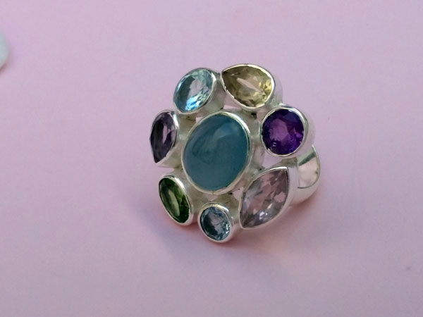 Ethnic Sterling silver ring with eight different gems.. Foto 3