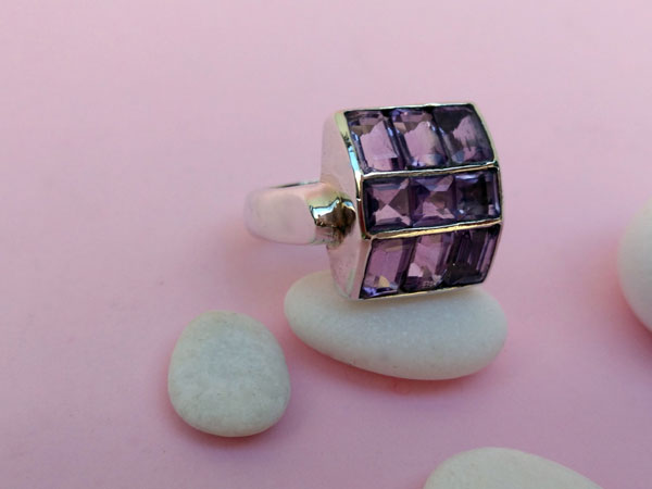 Sterling silver ring with amethyst gems.. Foto 2