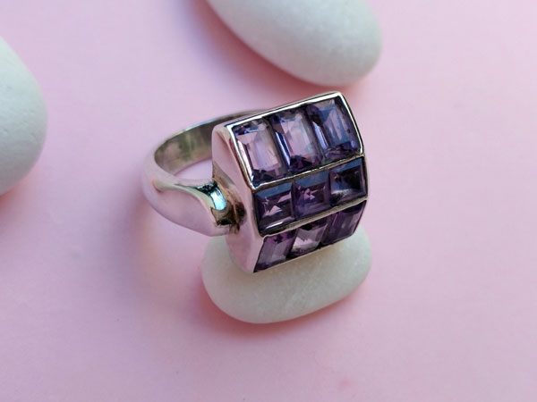 Sterling silver ring with amethyst gems.. Foto 3