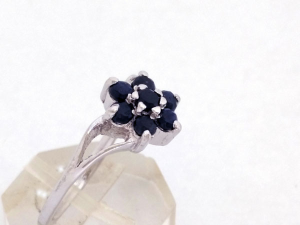 Elegant and stylized Sterling silver ring with blue sapphires.. Foto 3