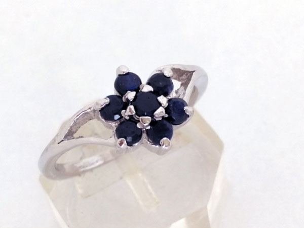 Elegant and stylized Sterling silver ring with blue sapphires.. Foto 4