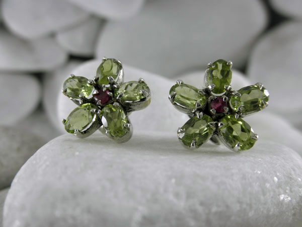 Pendientes artesanales de plata y gemas facetadas de Peridoto y Rubis.. Foto 1