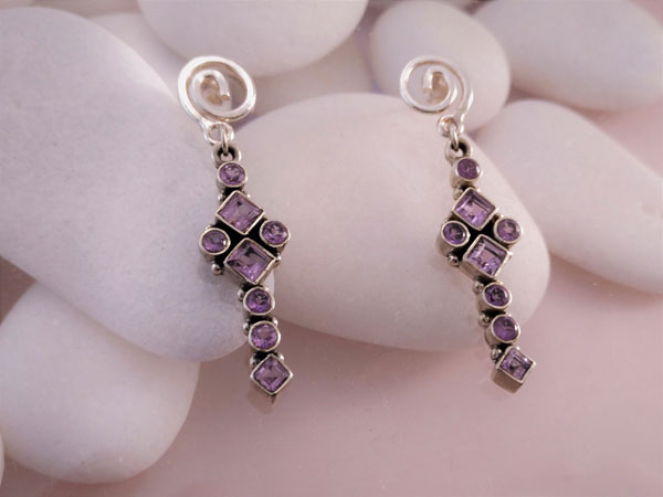 Sterling silver and Amethyst gems earrings.. Foto 2