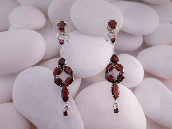 Garnet and sterling silver earrings.. Foto 1