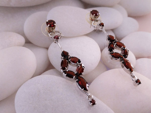 Garnet and sterling silver earrings.. Foto 2