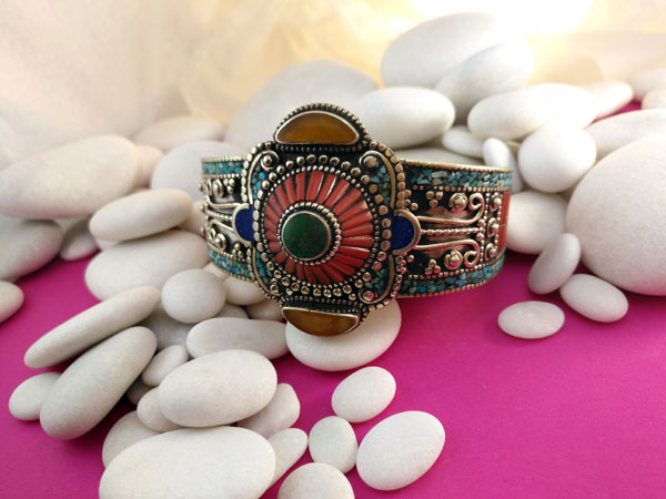 Tibetan handmade bracelet with turquoise, corals and amber.. Foto 1