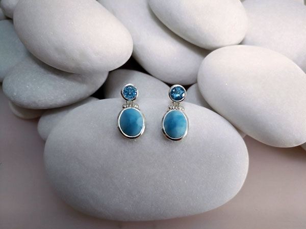 Pendientes artesanales de plata y gemas de Larimar y Topacio azul.. Foto 2