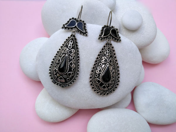 Antique earrings made of silver alloy and Onix, black agate from Uzbekistan.. Foto 1