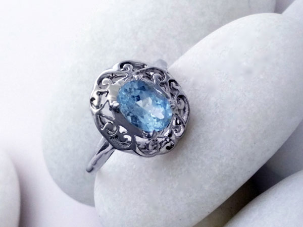 Sterling silver ring with a faceted Aquamarine gem.. Foto 1