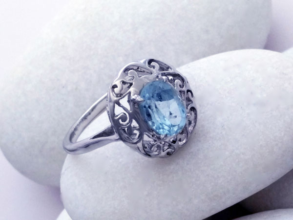 Sterling silver ring with a faceted Aquamarine gem.. Foto 2