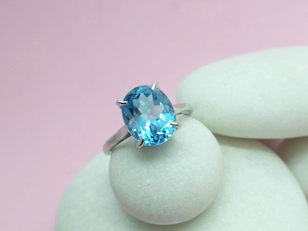 Anillo de plata con una gema de Topacio azul.. Foto 1