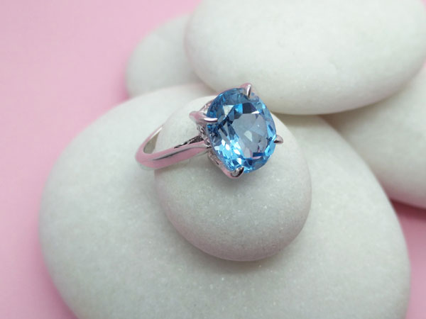 Sterling silver ring with a faceted blue Topaz.. Foto 2