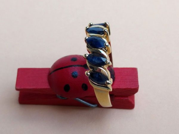 Gold plated silver ring with blue sapphires.. Foto 1