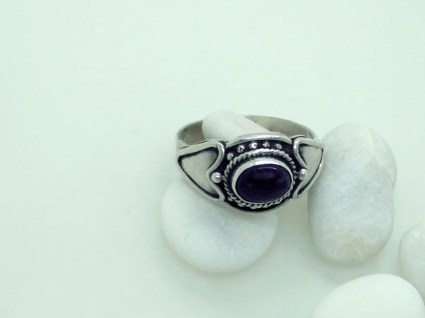 Ethnic Sterling silver and amethyst ring.. Foto 2