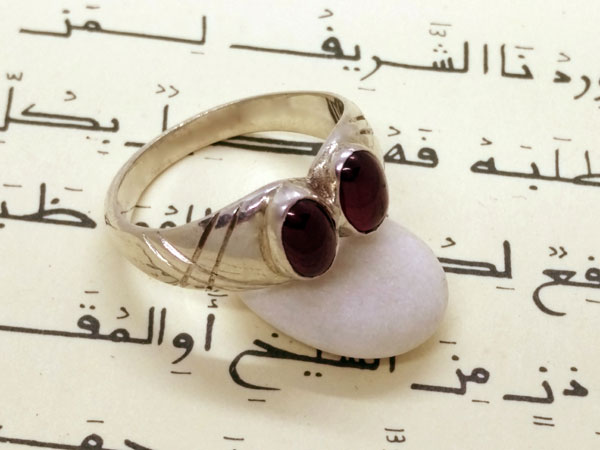 Ethnic Sterling silver and garnet ring.. Foto 1