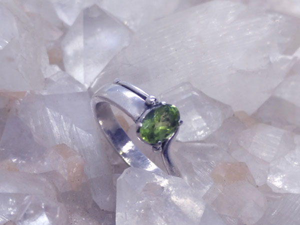 Anillo etnico de plata y Peridoto.. Ref. TIO