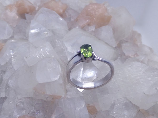 Sterling Silver and Peridot ethnic ring.. Foto 2