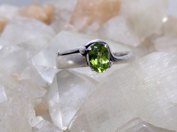 Sterling Silver and Peridot ethnic ring.. Foto 3