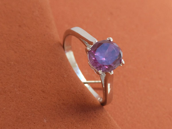 Sterling silver ring with an Alexandrite gem.. Foto 1