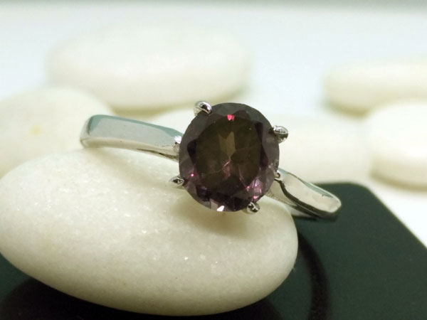Sterling silver ring with an Alexandrite gem.. Foto 3