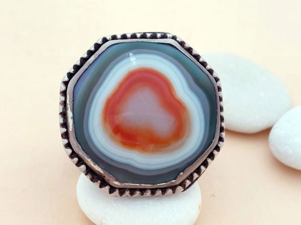 Antique silver and agate ethnic ring.. Foto 1