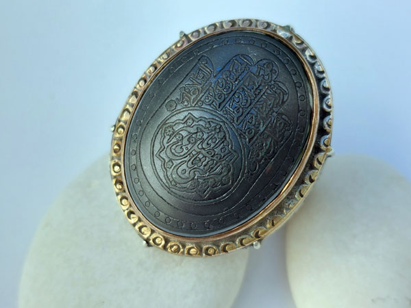Antique traditional ethnic silver ring with carved agate.. Foto 1