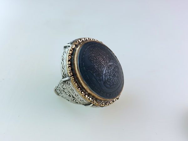 Antique traditional ethnic silver ring with carved agate.. Foto 2