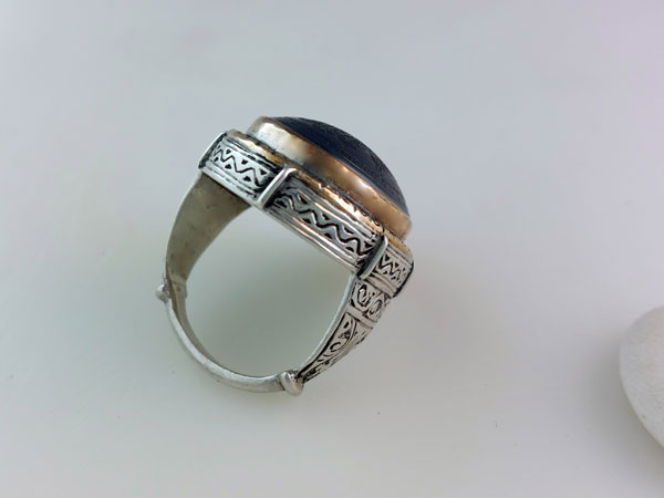 Antique traditional ethnic silver ring with carved agate.. Foto 3