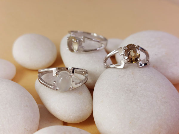 Anillos de plata con gemas de piedra de luna, topacio blanco y cuarzo ahumado.. Foto 3