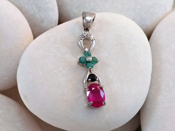 Pendant of Sterling silver and gems of Rubi, Sapphire and Emeralds.. Foto 1