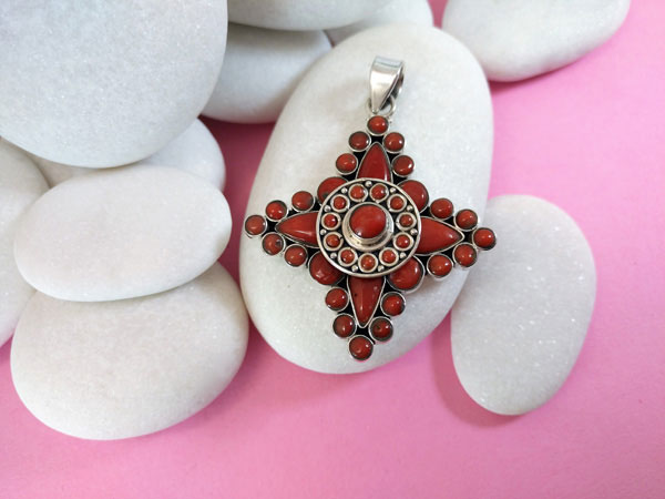 Sterling silver Ethnic Tibetan pendant made in Coral and Turquoises.. Foto 1