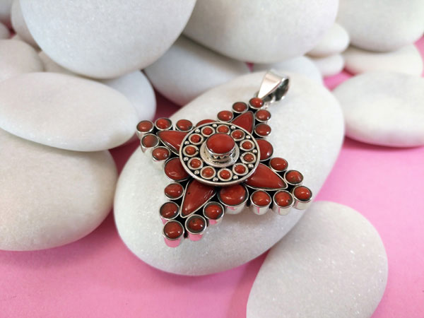 Sterling silver Ethnic Tibetan pendant made in Coral and Turquoises.. Foto 2