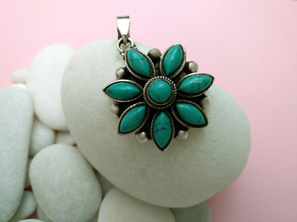 Ethnic tibetan Sterling silver and Turquoises pendant.. Foto 2