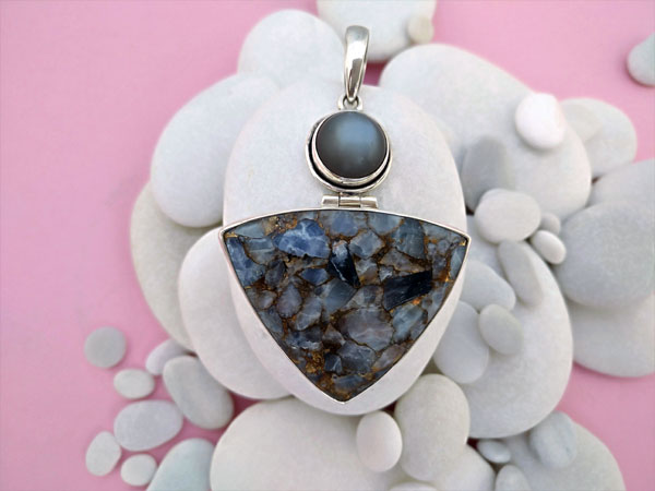 Sterling silver pendant with copper Calcite and Sapphire "cat's eye".. Foto 2