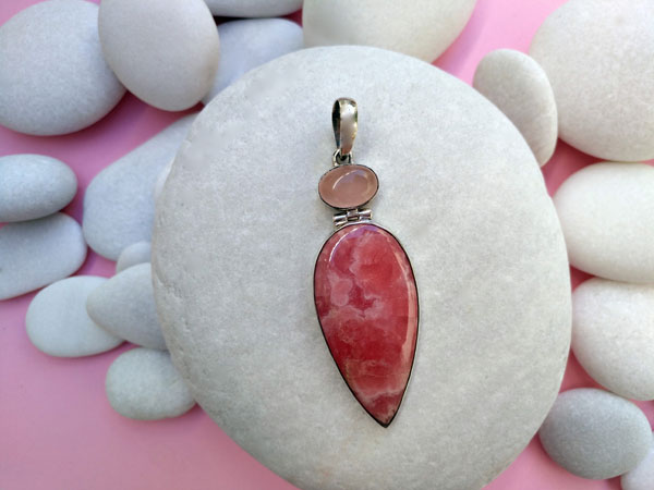 Handmade silver pendant with pink Quartz and Rhodochrosite.. Foto 1