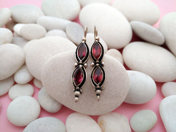 Ethnic earrings made of Sterling silver and faceted gems of Red Tourmaline.. Foto 2
