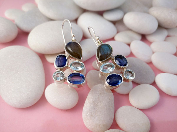 Sterling silver earrings and gems of Sapphires, Aquamarines and Labradorite.. Foto 2