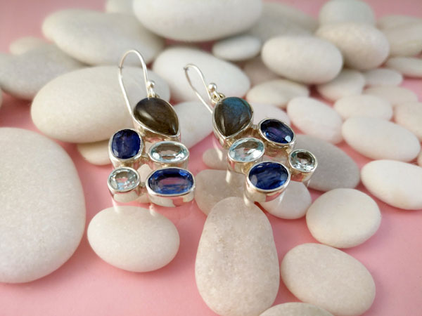 Sterling silver earrings and gems of Sapphires, Aquamarines and Labradorite.. Foto 3