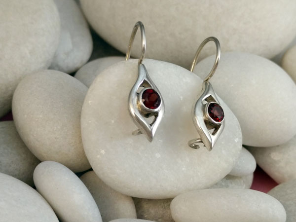 Delicate ethnic Sterling silver earrings and garnet gems.. Foto 1