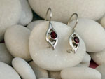 Delicate ethnic Sterling silver earrings and garnet gems.. Ref. TMO